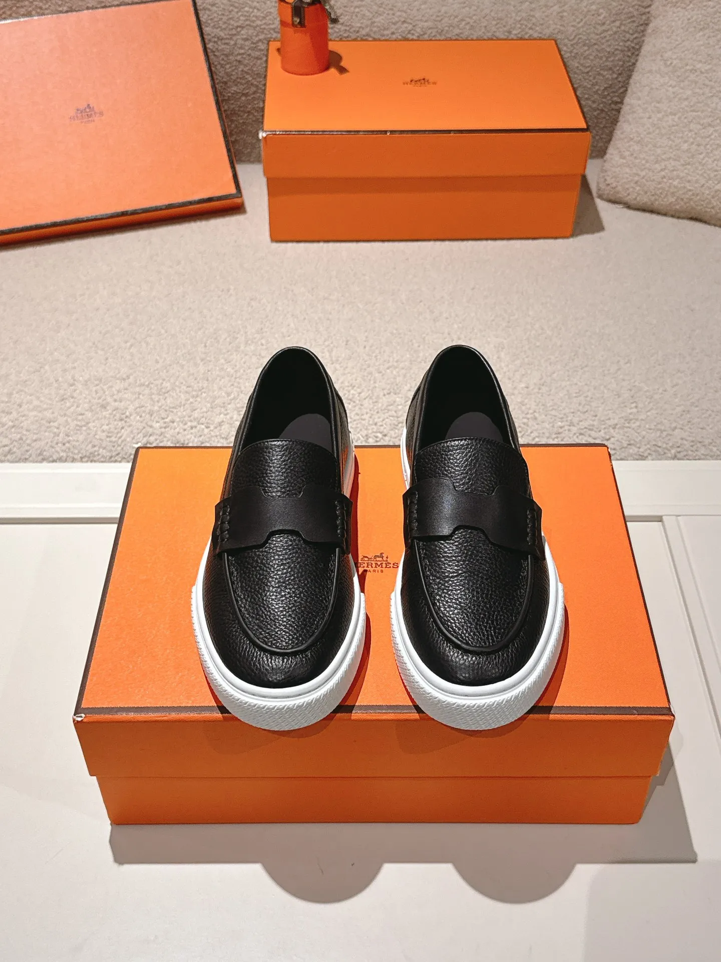 Men's men's shoes P620! Hermes# Thick Sole Couple Loafers These lace-up free sneakers in calfskin and washed denim feature signature "H" details. The design is simple and smooth, creating a fashionable urban look. It is comfortable and versatile. H family classics are not outdated, and the delivery counter is beautifully packaged🛍📦 Fabric: Original customized washed denim/first-layer cowhide Lining: Imported soft sheepskin Sole: Original open-molded anti-slip TPU material Size: 35-45